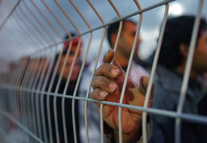 اقتحام منزل أسير مضرب عن الطعام واعتقال شقيقه