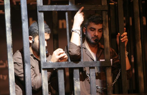 35 أسيراً في عدة سجون يخوضون إضراباً تضامنياً مع الأسير الخواجا