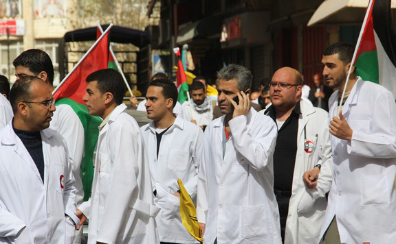 أطباء مجمع فلسطين الطبي يضعون استقالتهم الجماعة تحت تصرف نقيب الأطباء نقيب الأطباء