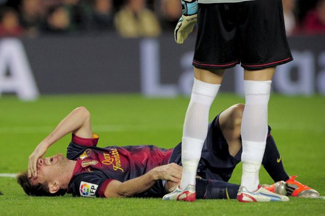 الملاعب بلا "ميسي" لشهرين ورعب في برشلونة