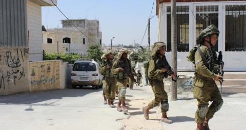 الاحتلال يداهم مكاتب صرافة في الضفة بحجة نقل أموال لحماس الاحتلال