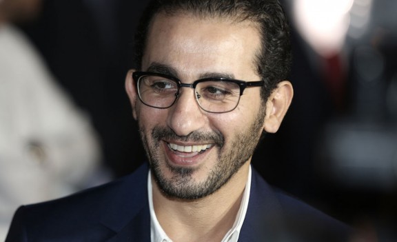أحمد حلمي ينفعل في عزاء عمر الشريف.. لماذا؟