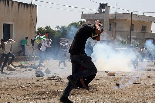 مواجهات في عابود عقب إغلاق مدخل القرية مواجهات