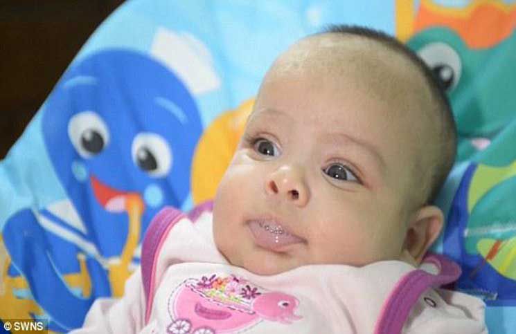طفلة في الشهر السابع تنطق بكلمة "أحبك"