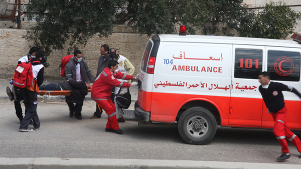 غزة: إصابة عامل بجروح خطرة جراء سقوطه من علو