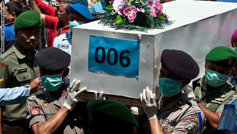 كارثة "طيران آسيا 8501".. دفن أولى الضحايا وانتشال 10 جثث حتى الآن