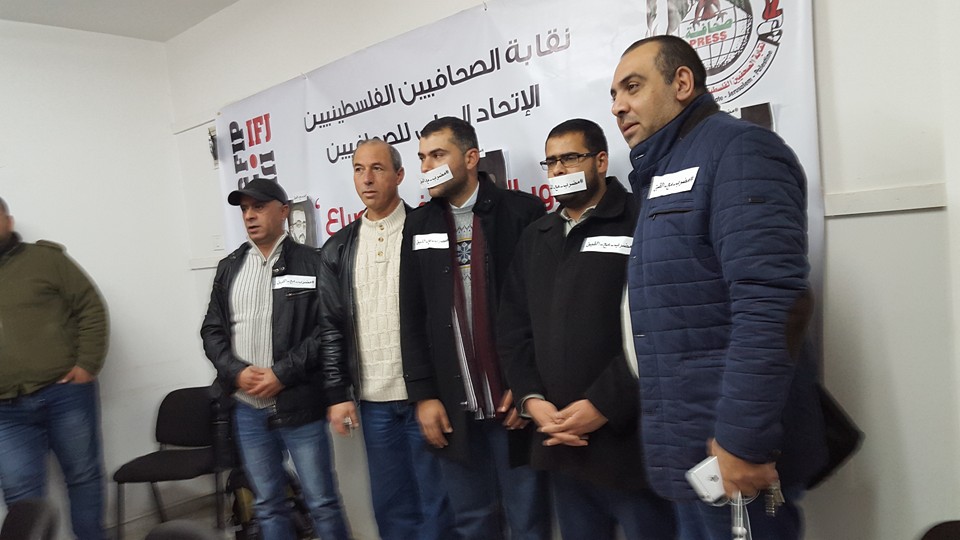 صحافيون يضربون عن الطعام تضامناً مع زميلهم القيق صحافيون