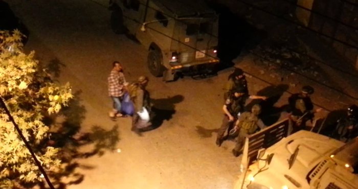 الاحتلال يعتقل الليلة الماضية (23) مواطنًا من الضفة اعتقالات