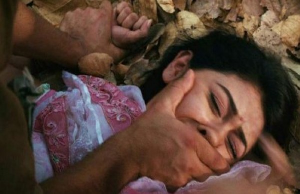 5 أشخاص يغتصبون فتاةً لأنها رفضت سحب شكوى ضدهم