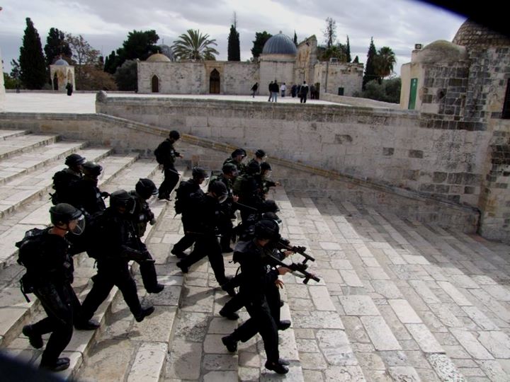 مصلون يمنعون مستوطنين من الصعود إلى مسجد قبة الصخرة