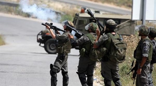 الاحتلال يعتقل مواطنين ويصيب آخرين بالاختناق في الخليل الاحتلال