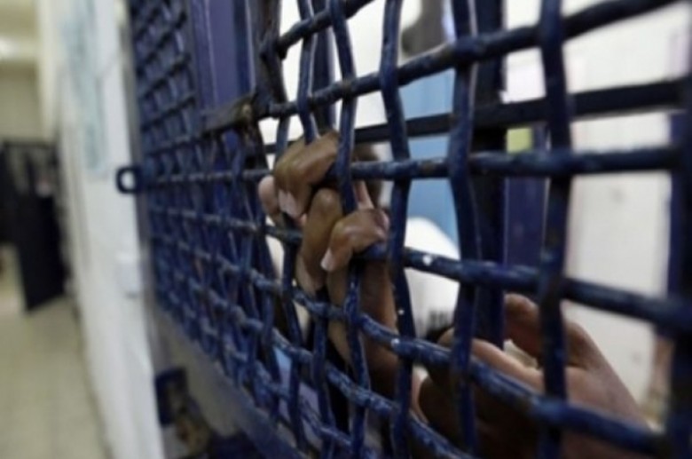 أسرى "عتصيون" يواصلون إضرابهم عن الطعام