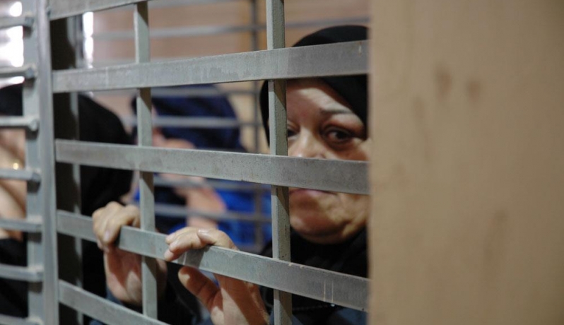25 أسيرة يقبعن في "الدامون" بينهن 17 في غرفه واحدة