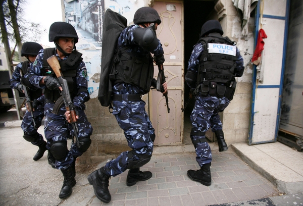 القبض على شخص