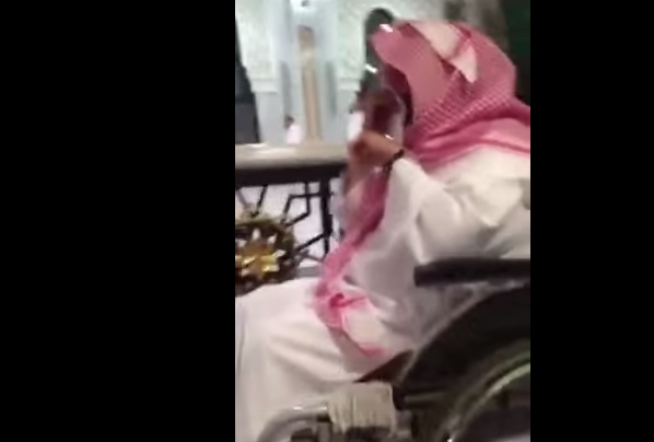 السديس يدخل الحرم المكي متخفياً على كرسي متحرك السديس
