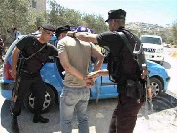 القبض على 5 أشخاص لضلوعهم بسرقة ونشل 13 جهازا محمولا في الخليل
