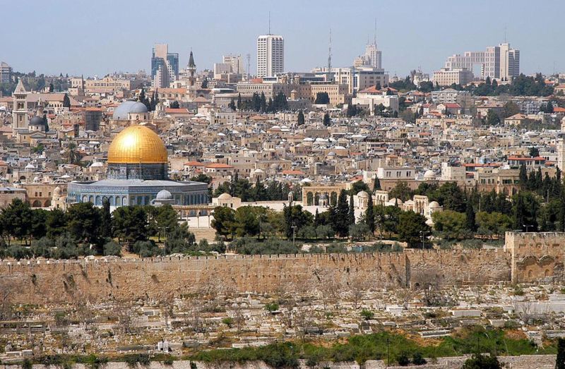"القبة الحديدية" تعترض خمسة صواريخ سقطوا بالقدس القدس