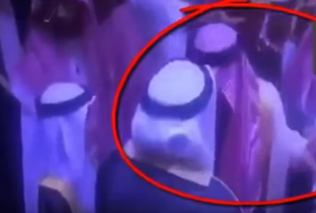 شاهد ماذا حصل مع فنان حاول وضع يده على كتف الملك سلمان