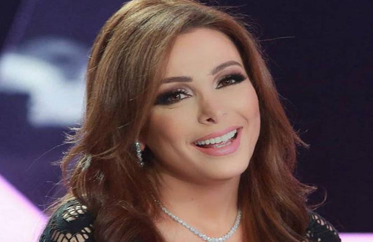 فيديو: شجار بين أمل حجازي ونضال الأحمدية بالتفاح على الهواء