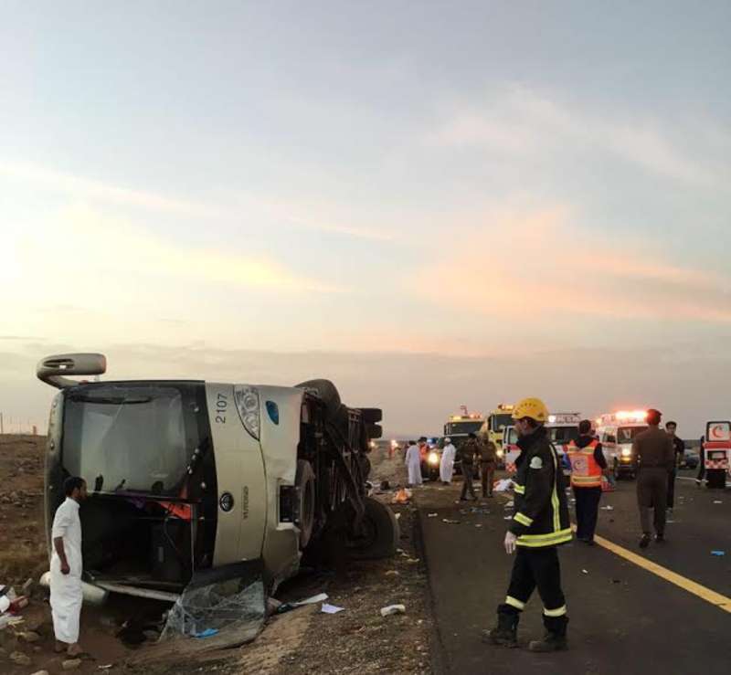 مصرع 19 معتمراً جراء انقلاب حافلتهم في السعودية انقلاب حافلة