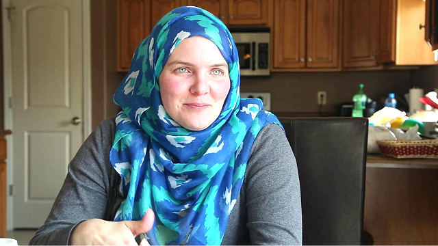 بالفيديو: مسيحية ترتدي الحجاب 40 يوما لتختبر ما تتعرض له المسلمات