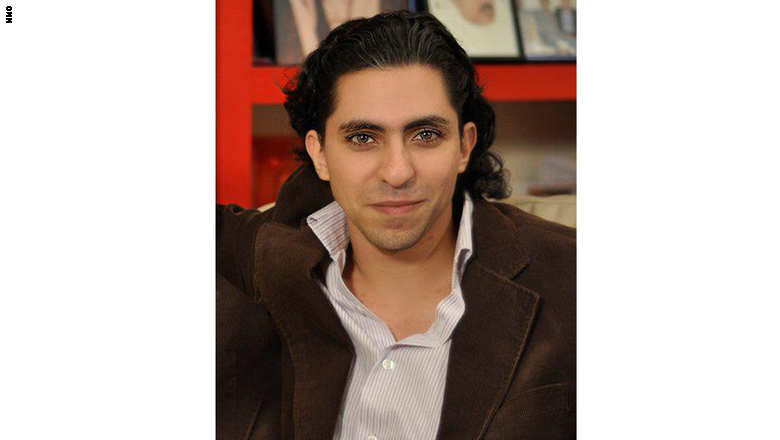 المدون السعودي بدوي يتلقى أول 50 جلدة من حكمه علنياً أمام مسجد في جدة