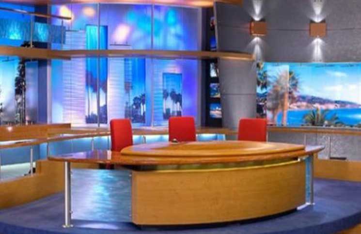 فنانة كوميدية تتعرى فى برنامج على الهواء