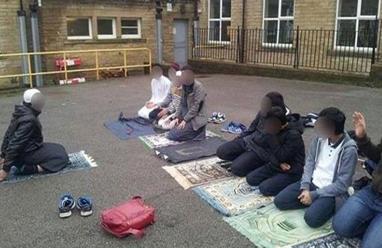 مدرسة بريطانيّة تمنع طلابًا مسلمين من الصلاة داخلها