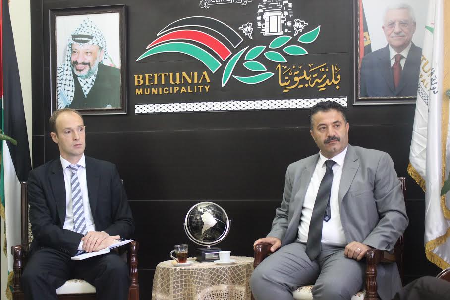 رئيس بلدية بيتونيا يبحث مع وفد من "الخدمات المشترك" سبل دعم تنفيذ مشروع الصرف الصحي صورة من المكان