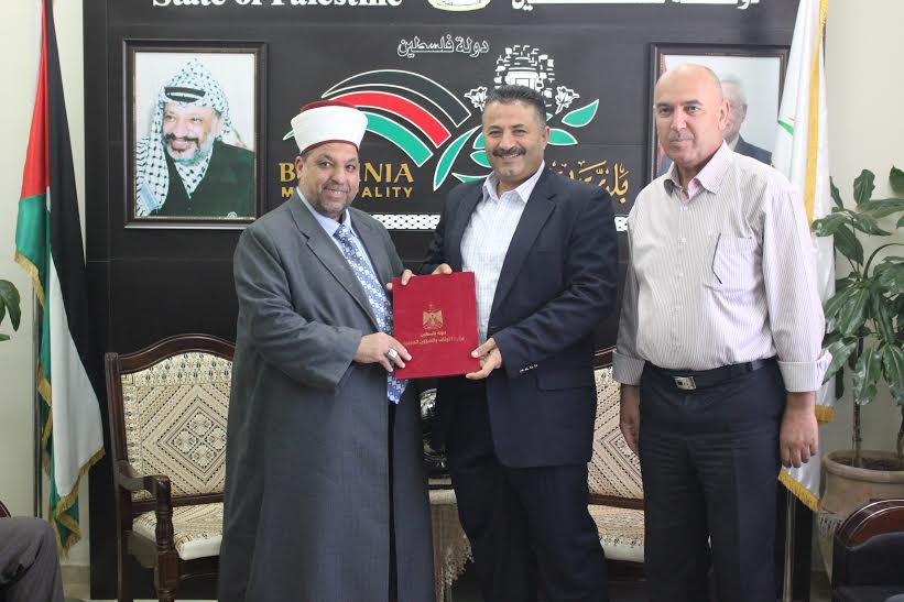 "دولة" يطلع وزير الأوقاف على سير عمل "تكية بيتونيا الخير" صورة من اللقاء