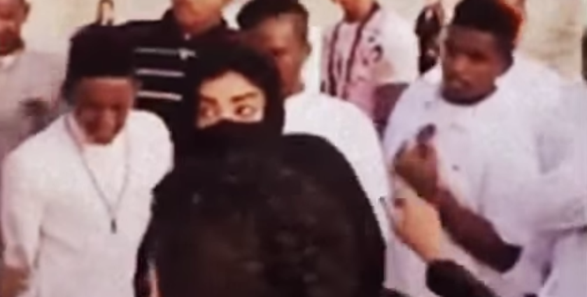 اعتقال أحد المتحرشين بالفتاتتين في جدة وفيديو جديد للحادثة تحرش جماعي بالسعودية