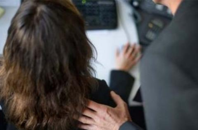 أستاذ جامعي يعتدي جنسياً على طالبة اعتداء جنسي