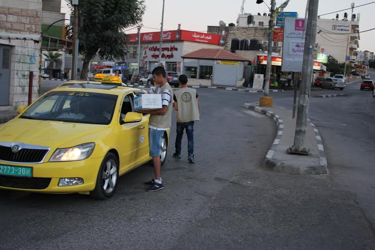 بيتونيا: إطلاق حملة تستهدف توزيع تمر وماء على المواطنين قبل آذان المغرب توزيع التمور