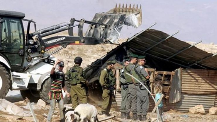 الاحتلال يهدم بركسًا شرق رام الله جرافات الاحتلال