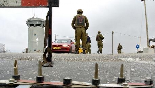 الاحتلال يغلق حاجز حوارة ومئات المركبات عالقة في المكان