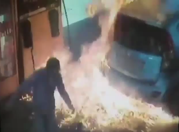 في القدس.. رفض إعطاءها سيجارة فاحرقت سيارته أحرقت سيارة