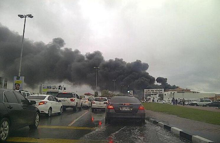 حريق ضخم في برج سكني بمدينة عجمان الإماراتية