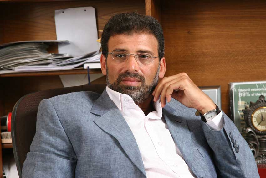 مذيع مصري يعرض صوراً فاضحة يدّعي أنها للمخرج خالد يوسف