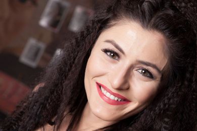 العثور على فناة تركية مشهورة مقتولةً داخل منزلها ديير دينيز