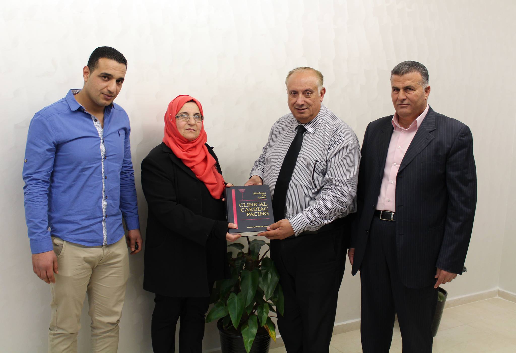رئيس الجامعة العربية الأمريكية يسلم كتبا طبية لجمعية أصدقاء المريض الخيرية رئيس الجامعة العربية الأمريكية