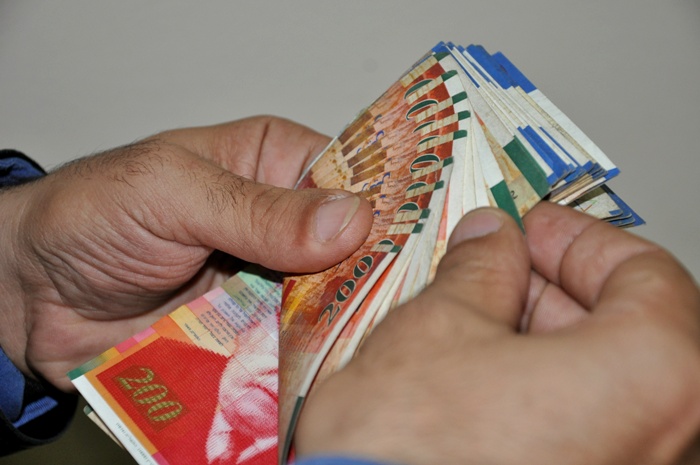 رواتب الموظفين غدًا الخميس مال