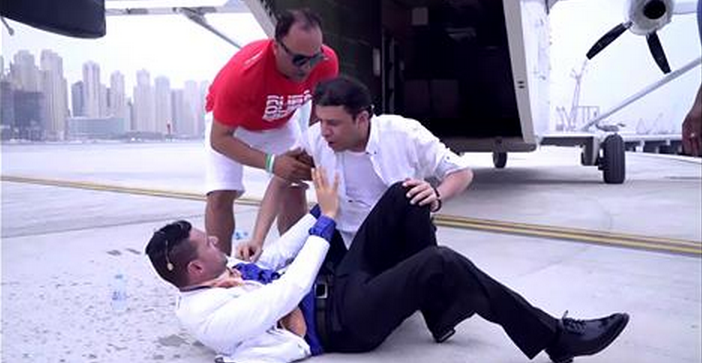 مصطفى كامل ينهال بالضرب والشتائم على رامز جلال رامز واكل الجو