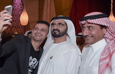 رامز جلال يلتقط صورة "سيلفي" مع حاكم دبي رامز جلال وحاكم دبي