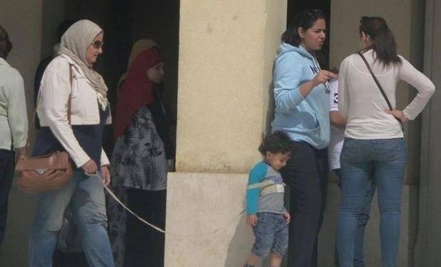 صور تثير الحيرة: أم تربط طفلها بحبل في الشارع .. فما السبب ؟