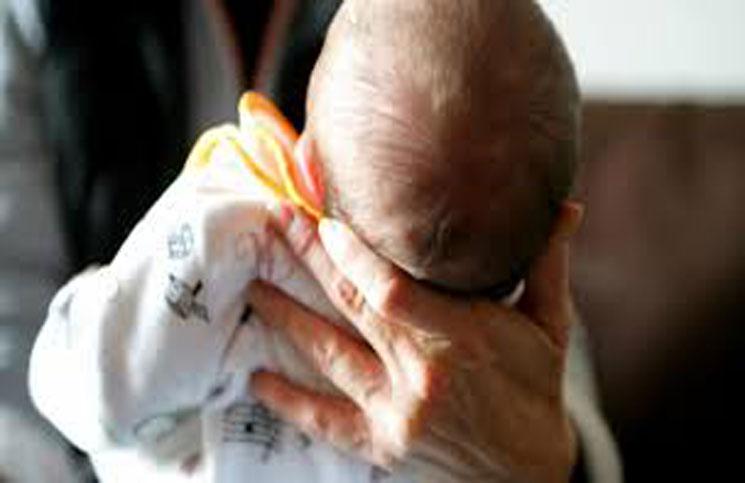 قتلت رضيعها بوحشية لأنه يشبه عشيقها