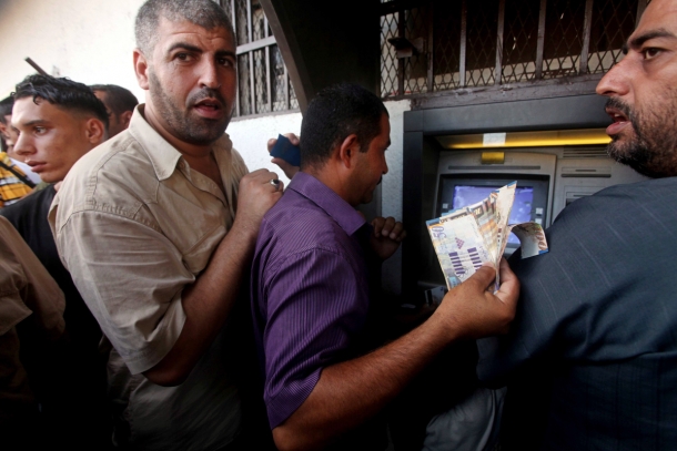 بنك فلسطيني يصرف باقي الراتب الـ 40 في المئة غدا روتب