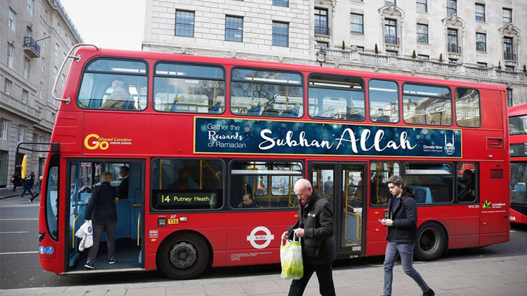 لماذا تضع حافلات لندن ملصقات كتب عليها "سبحان الله"؟ ملصقات
