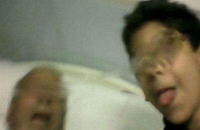 طفل ينشر صورة "سيلفي" مع جده المتوفي طفل يتصور سيلفي مع جده المتوفي