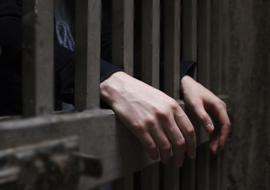 أم تقتل طفلتها لأنها أوقعت جهاز التلفزيون السجن لأم قتلت طفلتها