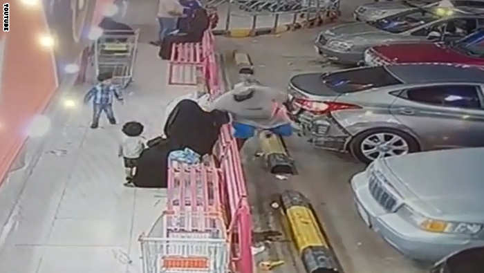 فيديو: محاولة سرقة حقيبة فتاة أمام محل تجاري في السعودية